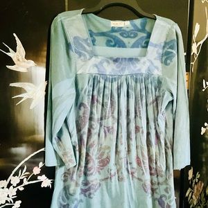 💦NWOT Comfy gathered front with matching trim around neckline.